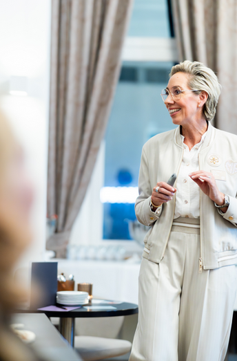 Janina Ostendorf hält einen Vortrag beim Netzwerktreffen vom Marketing Club Ostwestfalen-Lippe  „Empowering you to connect“ im Steigenberger Hotel in Bielefeld – beim Vortrag über Sichtbarkeit und strategisches Netzwerken.