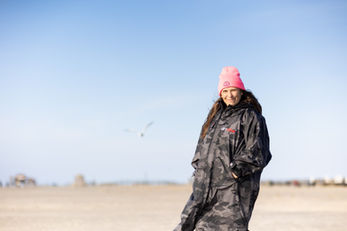 Leni Wichmann am Strand in Sankt Peter-Ording.