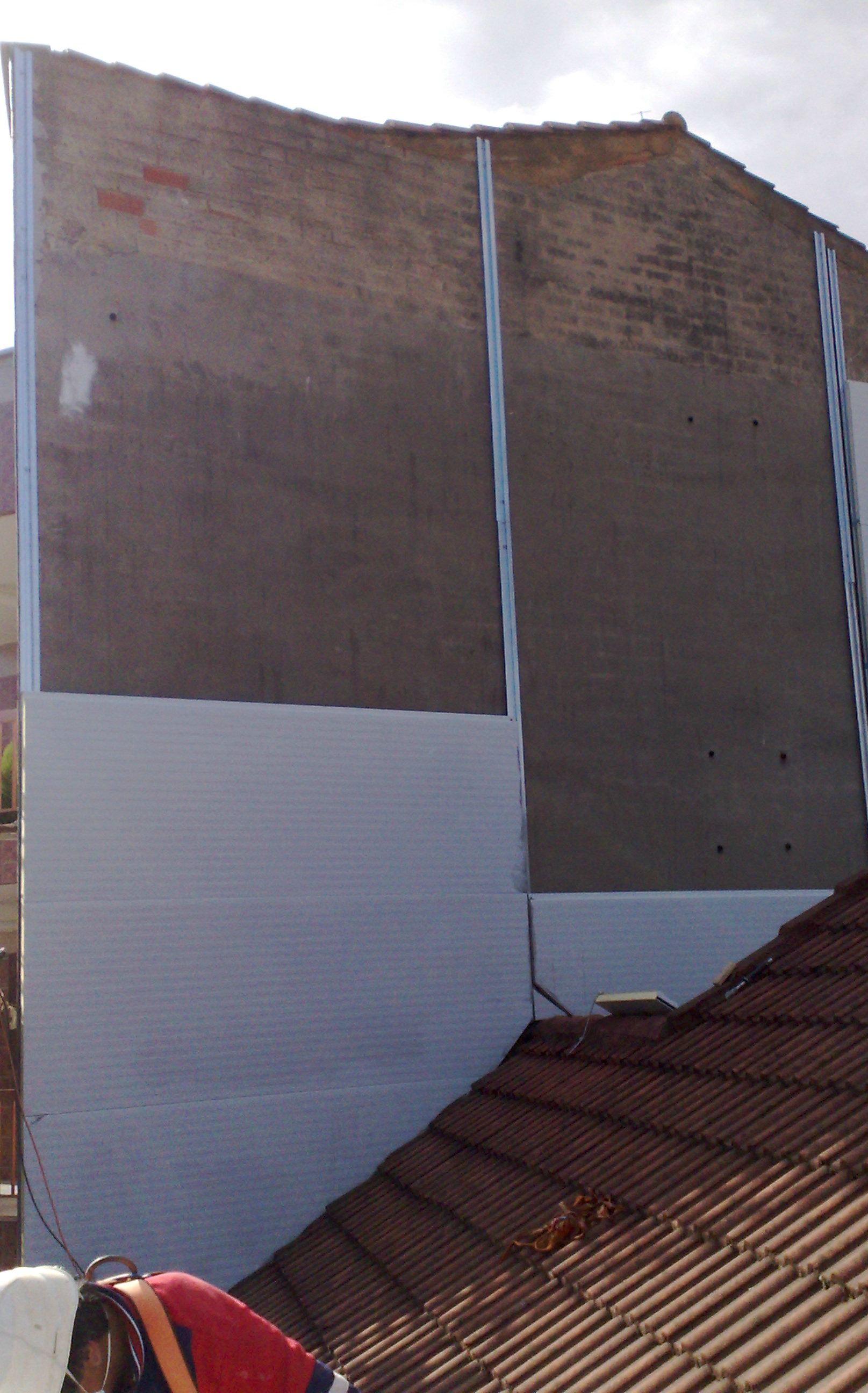 FACHADA EN PANEL SANDWICH