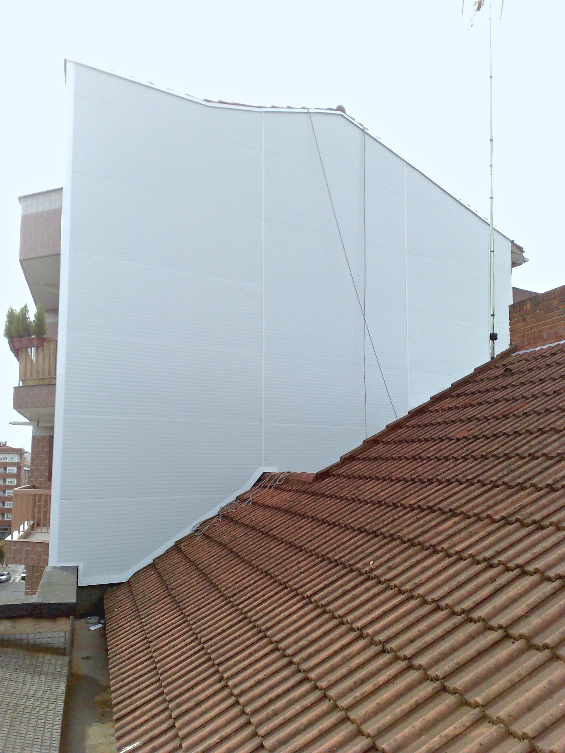 FACHADA EN PANEL SANDWICH