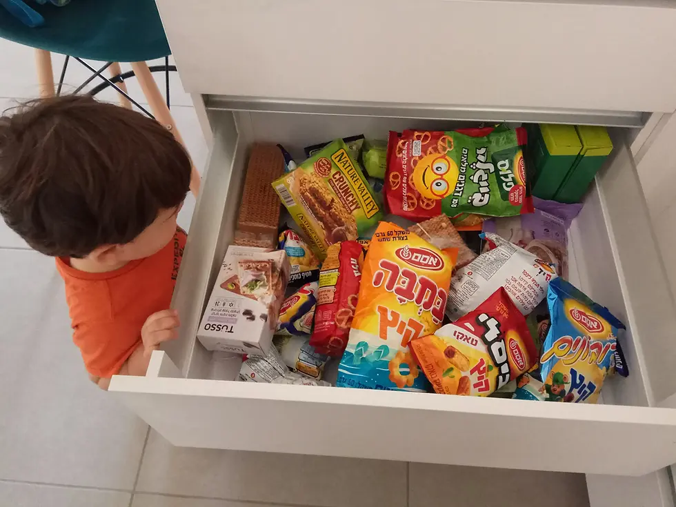 ילד מביט למגירת חטיפים