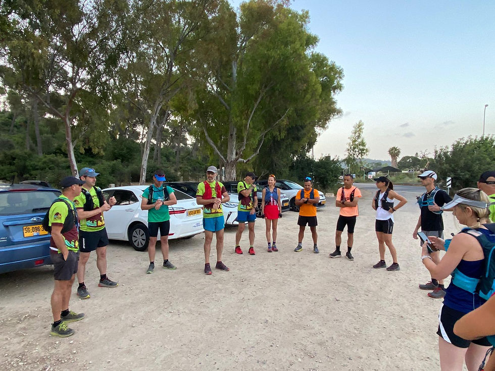 לפני הריצה כל חברי הריצה עומדים במעגל להסבר מהמאמן