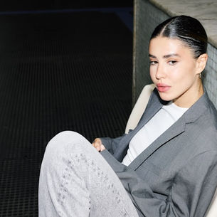 Woman in suit representing Fractional CMO in Scaleup Growth