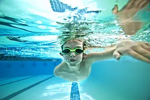 Enfant qui nage.webp