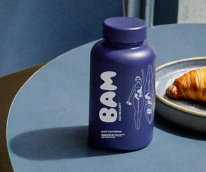 Blauer BAM-Becher und Croissant-2.jpg