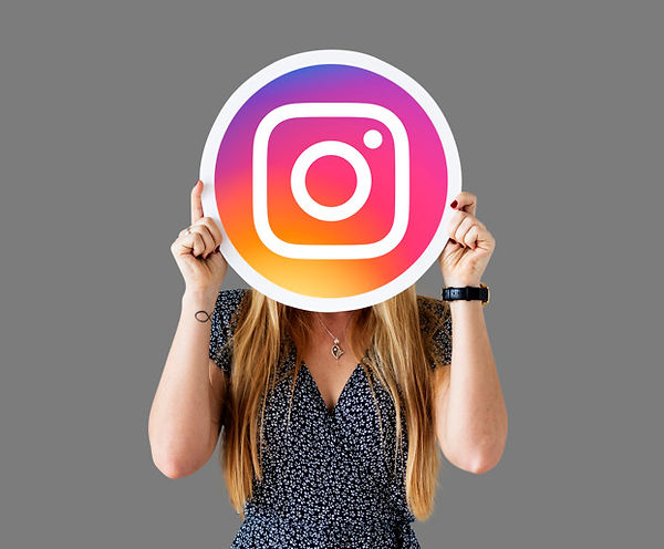 mulher-mostrando-um-icone-do-instagram_5