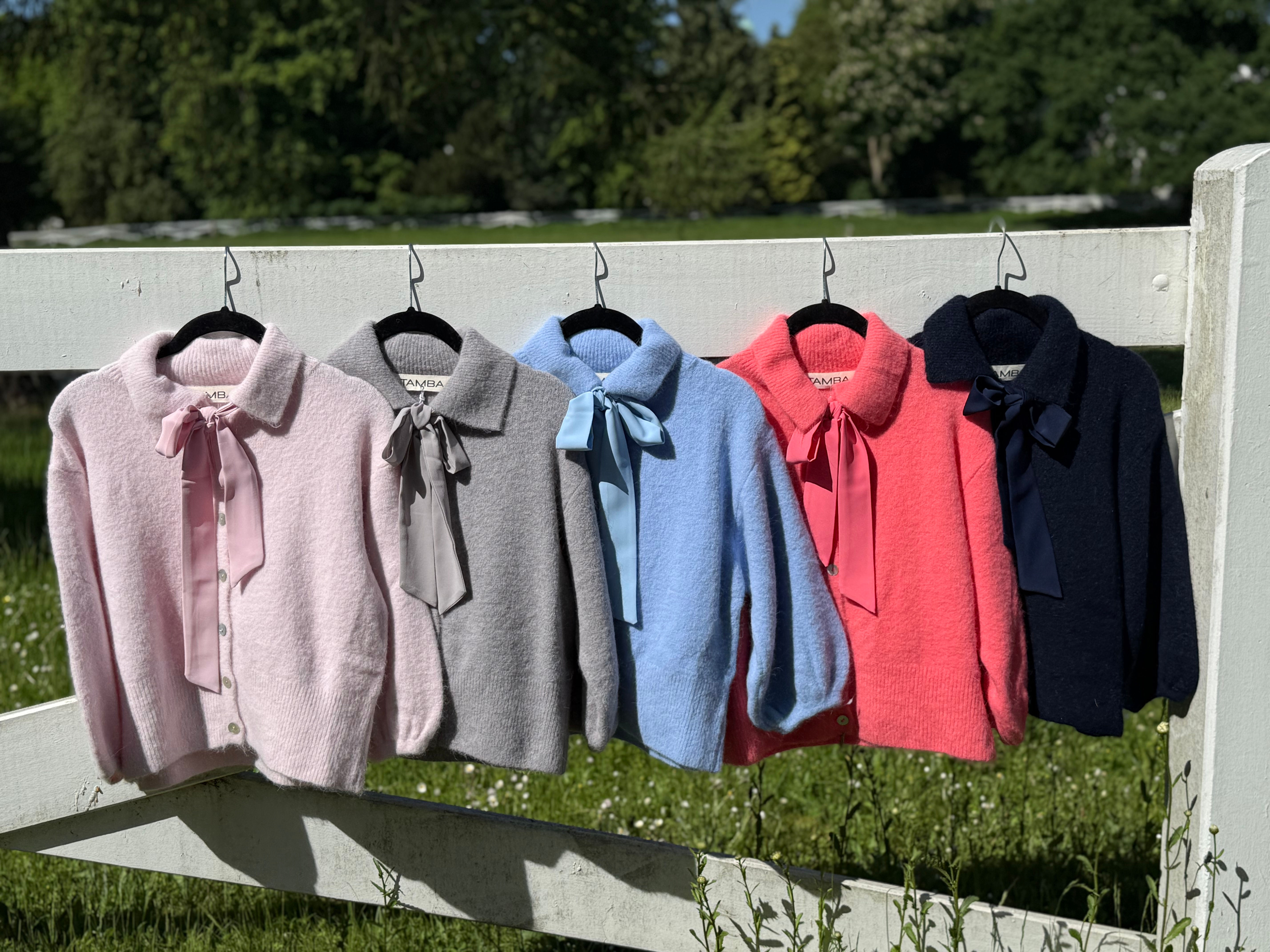 Strickjacke Kragen und Schleife - Koralle