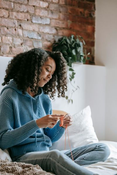 Eine Frau beim nähe, die darüber nachdenkt, wie sie ihr porösen Haare schützen kann