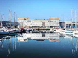Perspective frontal du lycée maritime du portel. Bateaux de plaisance au premier plan, architecture contemporaine avec métal déployé