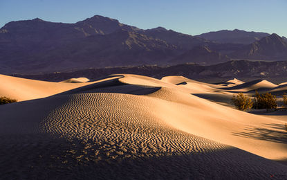 Mesquite Flat Sand Dunes no A Mesquite Flat Sand Dunes, área de deposição da areia produzida pela erosão das montanhas ao seu redor, Death Valley National Park, Califórnia