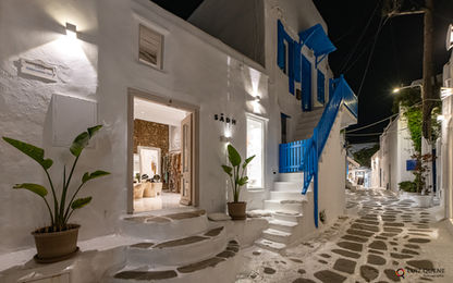 As lojas de fino gosto misturadas com as residências e capelas nas ruas internas do centro histórico de Mykonos, Grécia