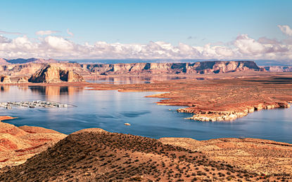 O Lago Powell e suas águas azul-turquesa, um grande reservatório artificial de 300 km no Rio Colorado, criado pela construção da represa Glen Canyon Dam, Arizona