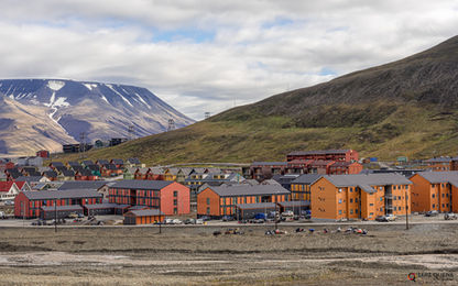Arquitetura de Longyearbyen, adequada ao ambiente extremo do Ártico e às restrições impostas pelo permafrost (solo permanentemente congelado) e pela atividade luz solar, Ilha Spitsbergen, Arquipélago de Svalbard, Noruega