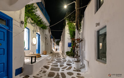 As casas brancas e o calçamento de pedras são marcas consagradas de Mykonos na Grécia