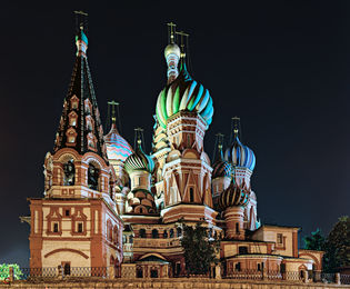 A visão lateral das torres da Catedral de São Basílio na Praça Vermelha em Moscou, Rússia