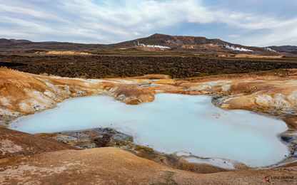 Área Geotérmica de Mývatn e seus pequenos poços de água azul-esverdeada, aquecidos por vapores subterrâneos e ricos em enxofre e sílica, entre o Lago Mývatn e o vulcão Krafla, Ring Road, norte da Islândia