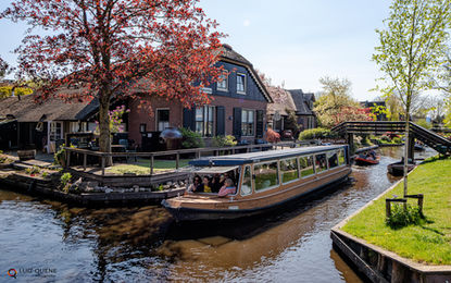 Os passeios de barco são a principal atração de Giethoorn, Overijssel, Países Baixos