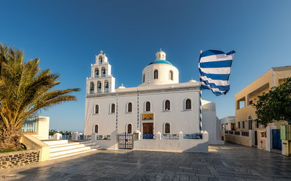 A Igreja Panagia Platsani na praça principal de Oia, dedicada à Virgem Maria, Santorini, Grécia