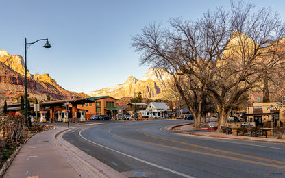 A cidade de Springdale, a base perfeita para visitar o Zion National Park pela entrada sul, pequena, rústica, artística e focada no turismo de natureza, Utah