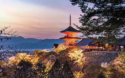 Anoitecer sobre o Kiyomizu-dera em Quioto, Japão