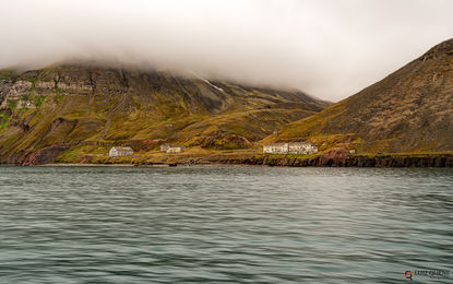 A navegação turística pelo fiorde Isfjorden e suas evidências de atividades econômicas abandonadas, ligadas à extração do carvão mineral, Ilha Spitsbergen, Arquipélago de Svalbard, Noruega