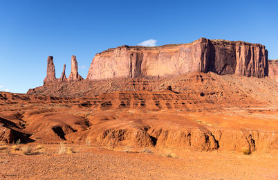 As Three Sisters, um exemplo impressionante da força da natureza e da beleza esculpida pelo tempo, um espetáculo geológico, mas também um símbolo cultural enraizado nas tradições dos povos nativos americanos, Monument Valley Navajo Tribal Park, Utah e Arizona