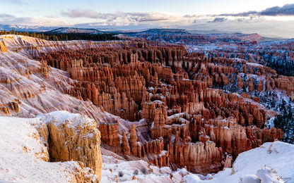 O Anfiteatro de Bryce no inverno de fevereiro, uma gigantesca depressão natural em forma de anfiteatro, esculpida ao longo de milhões de anos pela erosão causada por gelo, degelo, vento e chuva., norte do Bryce Canyon National Park, Utah