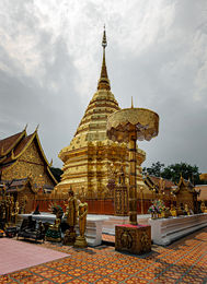 Chedi dourado do Templo Wat Phra That Doi Suthep em Chiang Mai, Tailândia