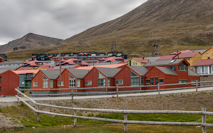 As casas de Longyearbyen com cores marcantes que criam contraste e "vida" durante o inverno escuro e monocromático, Ilha Spitsbergen, Arquipélago de Svalbard, Noruega