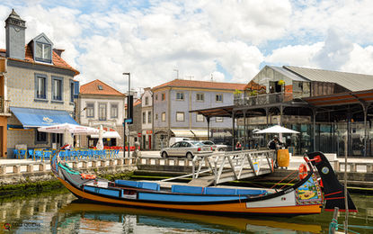 O Largo de São Gonçalinho, com seus bares e wine clubes na cidade de Aveiro, Portugal
