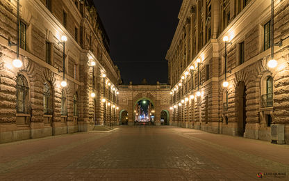 O monumental corredor do edifício do Parlamento que leva ao centro histórico de Estocolmo (Gamla Stan), Suécia