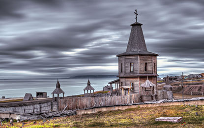 Igreja de madeira com torre octogonal em Barentsburg com bela vista para o Grønfjorden, Ilha Spitsbergen, Arquipélago de Svalbard, Noruega