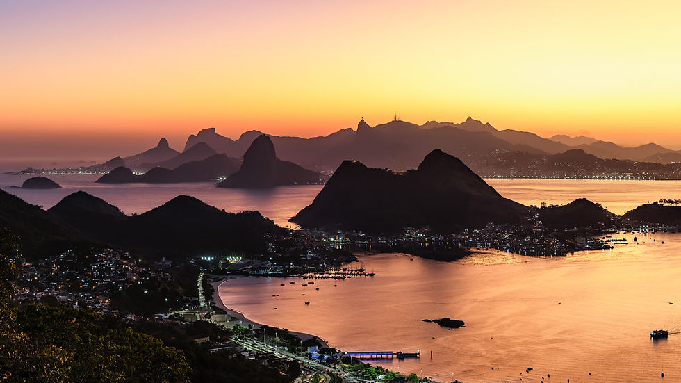 Bahía de Guanabara y el paisaje de Río de Janeiro y Niterói al atardecer, Brasil.