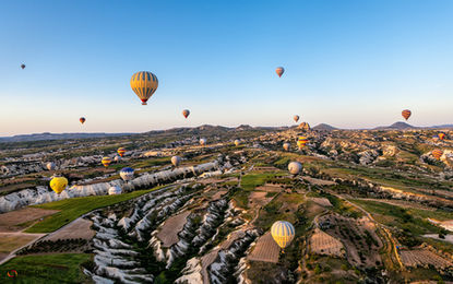 Panorâmica com vôos de balão de ar quente no amanhecer da Capadócia, Turquia