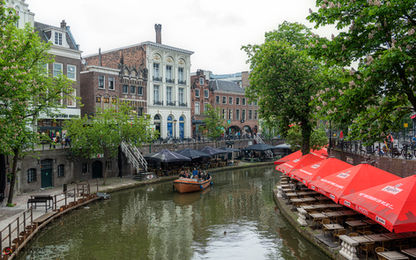 A beleza do Oudegracht (Canal Velho) e seus restaurantes e cafés em Utrecht, Países Baixos