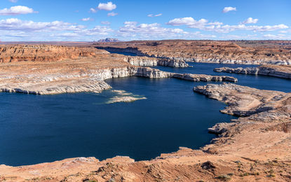O Lake Powell, um dos destinos mais impressionantes do sudoeste dos EUA, com muitas áreas de lazer além das atrações turísticas no seu entorno, Utah e Arizona
