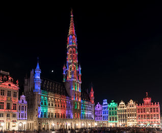 A grande torre do Hôtel de Ville (Prefeitura) tem 96 metros de altura e foi construída entre 1401 e 1455, com arquitetura gótica brabantina na Grand Place (Grote Markt) de Bruxelas, Bélgica