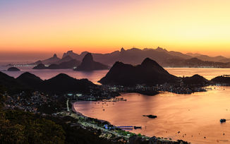 Relevo do Rio de Janeiro e Niterói sob o pôr do sol, Brasil