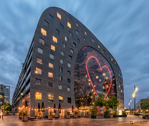 A beleza do Markthal ao anoitecer em Rotterdam, Países Baixos