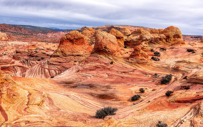 The Wave e seus arredores desérticos de arenito exposto, formado por dunas de areia fossilizadas de cerca de 190 milhões de anos, Coyote Buttes North, arredores, Paria Canyon / Vermilion Cliffs Wilderness, Utah