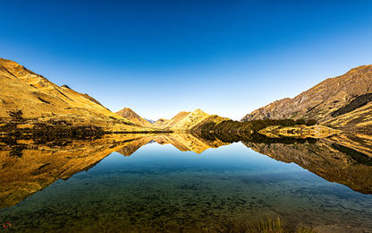 Lago Moke e seu belo reflexo, próximo de Queenstown, Ilha Sul da Nova Zelândia