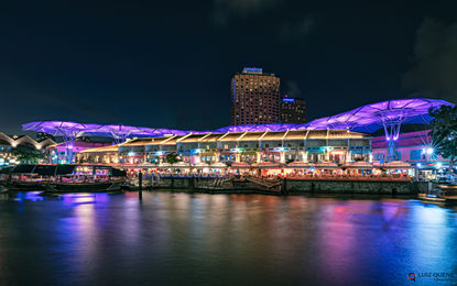 O festivo Clark Quay nas margens do Singapore River