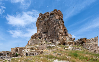 O Castelo de Ortahisar na vila de mesmo nome, um imponente rocha vulcânica de 90 m de altura, com um labirinto de túneis, salas e passagens interligadas, Capadócia, Turquia