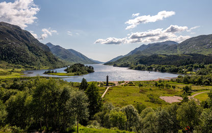 O Monumento de Glenfinnan nas margens do Lago Shiel, homenagem aos Jacobitas e ao Levante de 1745 liderado por Bonnie Prince Charlie, Lochaber nas Highlands da Escócia
