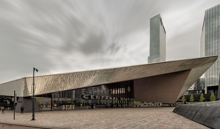 A marcante arquitetura da Estação Central de Rotterdam, Países Baixos