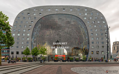 O Markthal, na forma de um arco gigante combinando um mercado no térreo e apartamentos nas laterais e no topo, em Rotterdam, Países Baixos