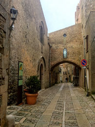 A Via Torreta e o Arco di Santa Maria em Erice na Sicília, Itália