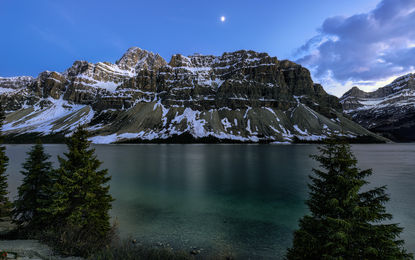 Lago Bow sob  a hora azul do anoitecer em Parque Nacional Banff, Canadá