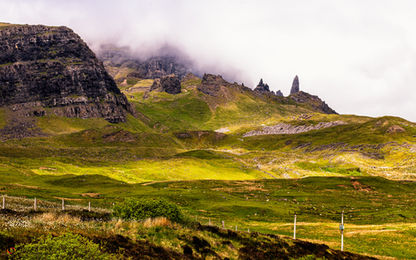 As rochas de Old Man of Storr vistas da estrada A855, no sentido de Portree a Stafin na Ilha de Skye, Escócia