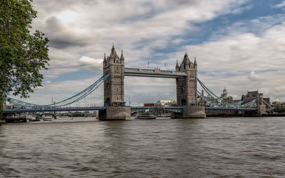 A icônica Tower Bridge, de 1894, em estilo neogótico vitoriano, com sua vista clássica a partir da Tower of London, Inglaterra